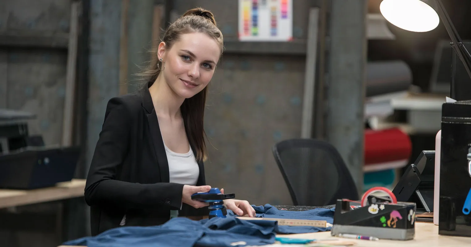Blick über die Produktionshalle mit mehreren Arbeitsplätzen